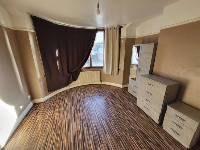 Doubled Bed (10 min Walk to Station)  Main Photo