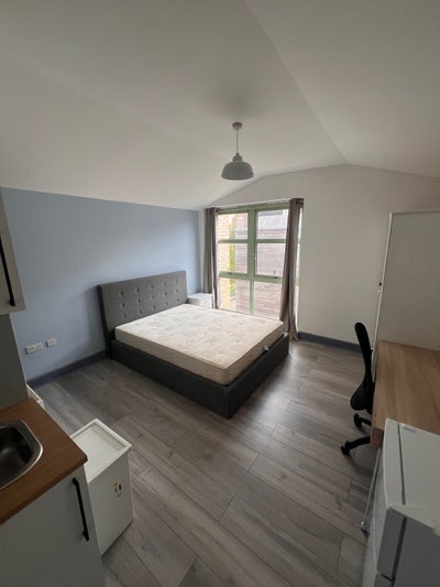 Bright and spacious studio room in great location  Main Photo