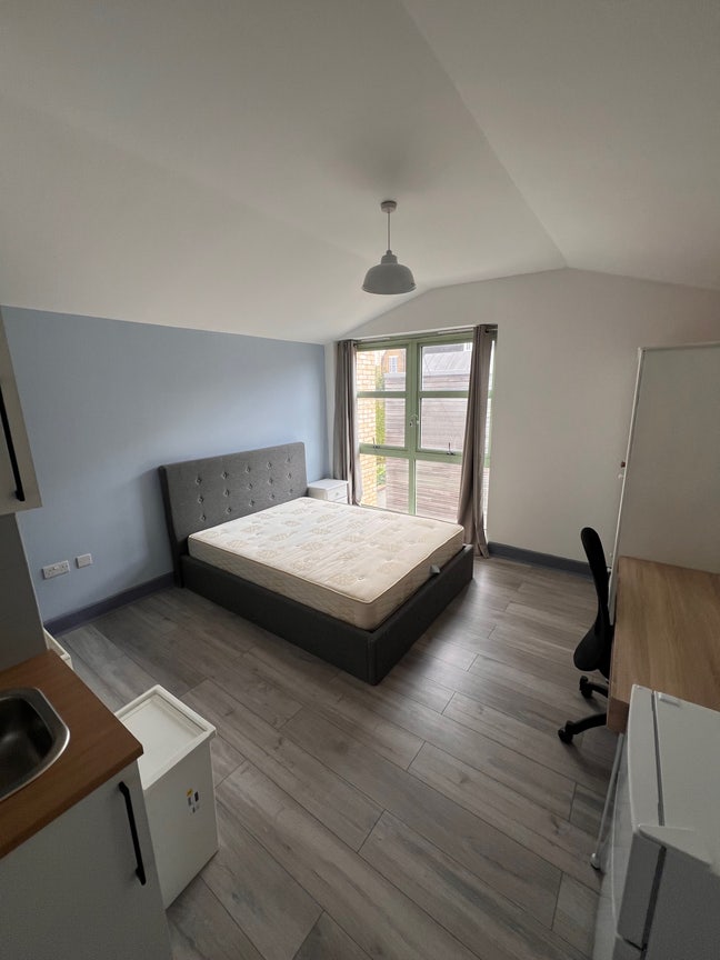 Bright and spacious studio room in great location  Main Photo