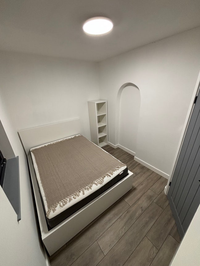 20 minute walk to south terminal, Double bedroom Main Photo