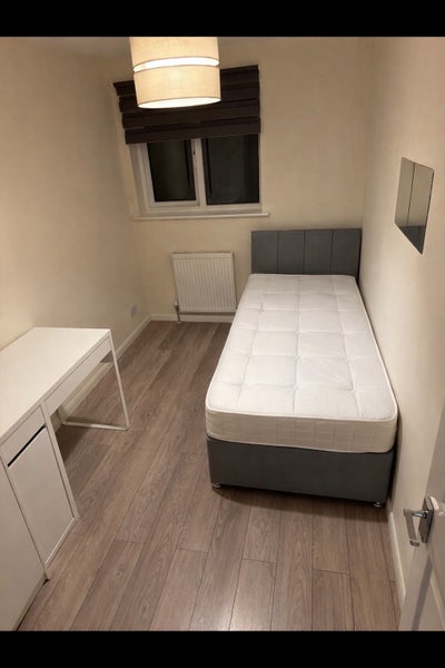 Single room in Eaglestone Main Photo