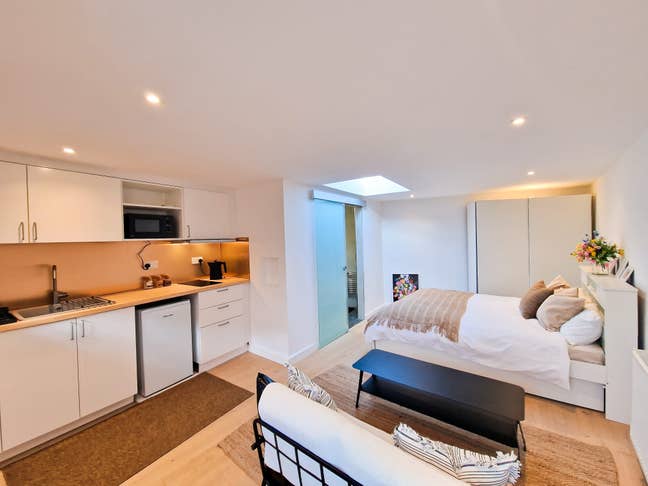 Stunning, brand new studio flat, bills included Main Photo