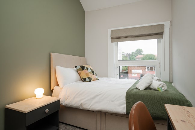 Distinctive 6-Bedroom House near Lark Lane Main Photo