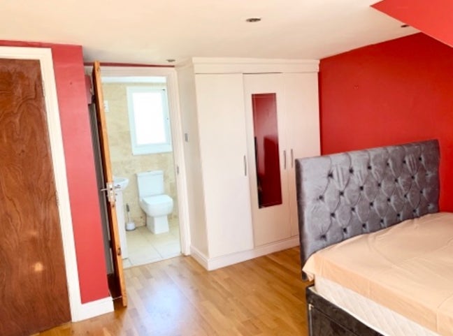 Top Floor Compact Studio Apartment-Bills Inc Main Photo