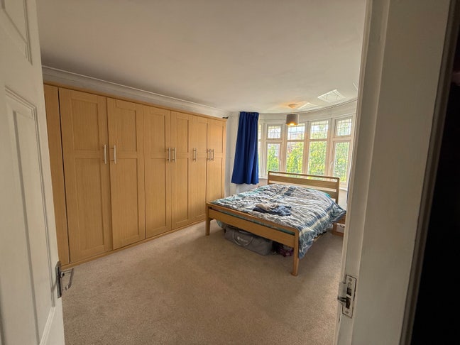 Large double bedroom with bay window in a Wollaton Main Photo