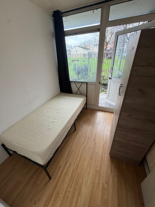 Private Garden-All Bills Included-Near Stations Main Photo