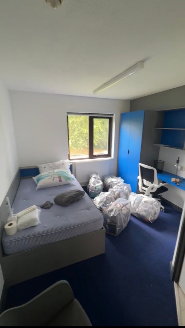 Oxley residence premium student room ensuite Main Photo