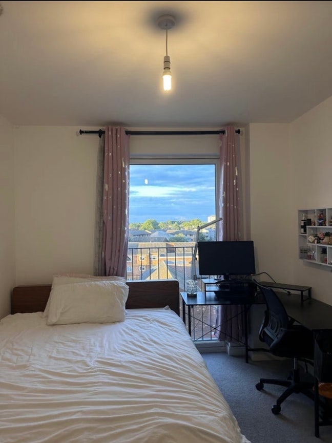 Spacious Room in Stratford- Short Term Main Photo