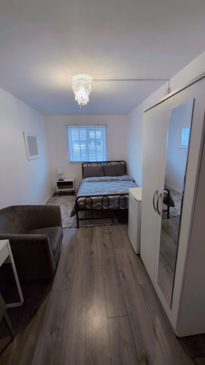 1 large furnished room to let in shared house Main Photo