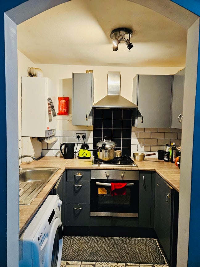 One Bed Fully Furnished house with Driveway  Main Photo