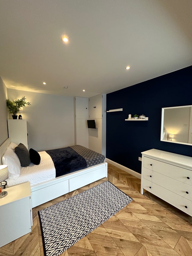 Double Bedroom in Spacious Townhouse Main Photo