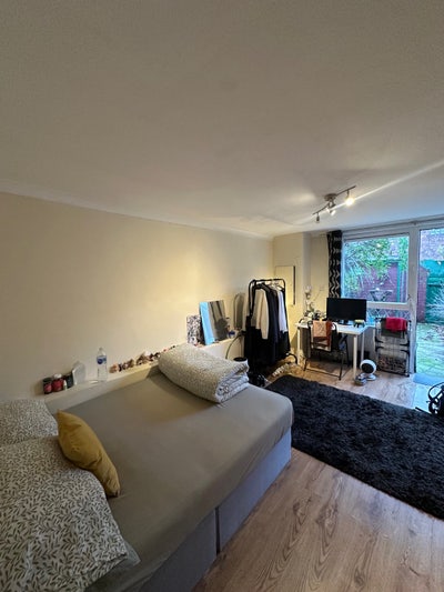 Double Room with Private Garden in Westbourne Park Main Photo