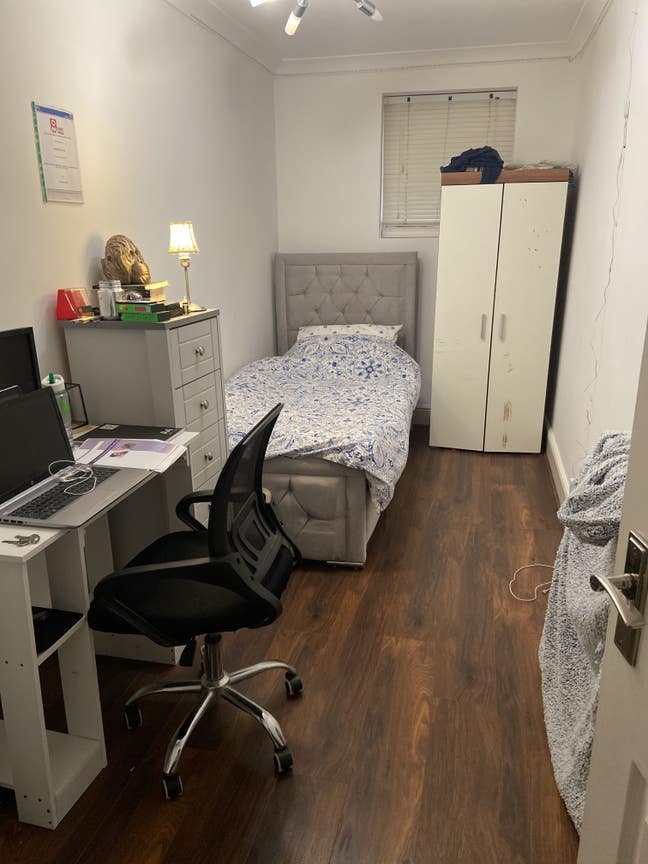 Lovely room in quiet family home  Main Photo