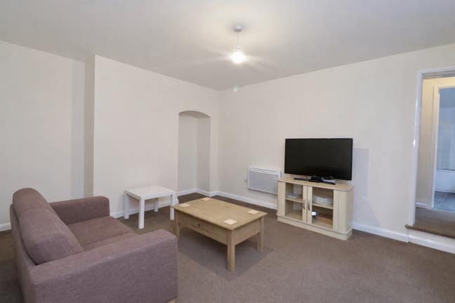 Spacious 2 Bed Flat on High St - 2 Doubles Main Photo