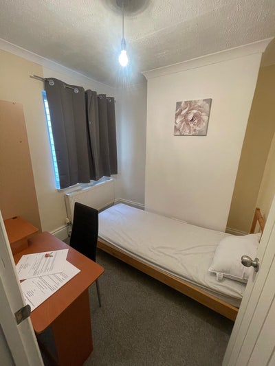 Double  Room 4 Minutes to Station  Main Photo