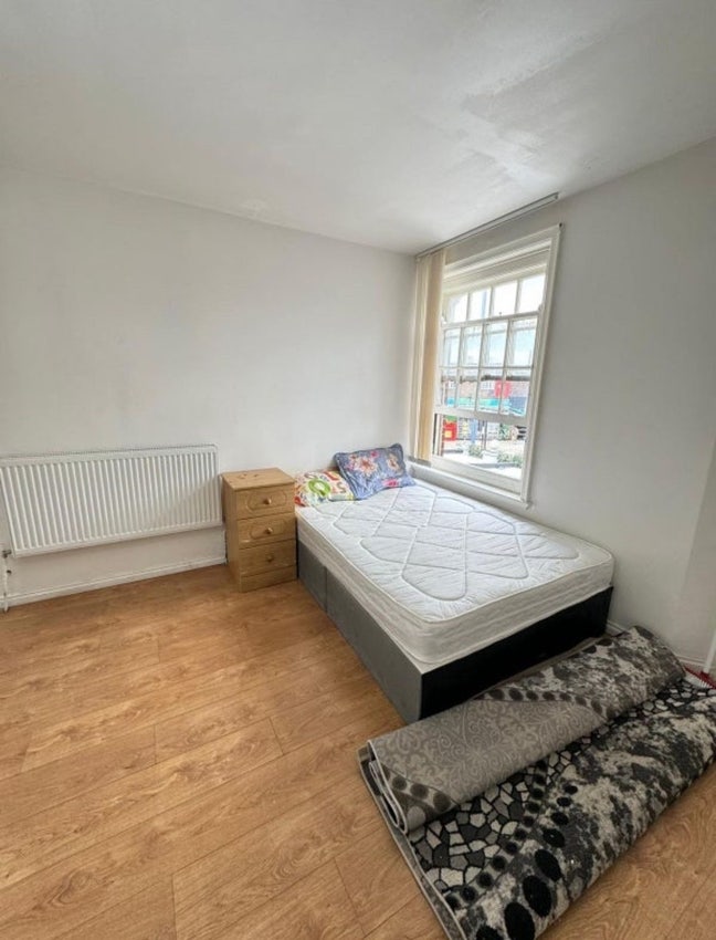 Studio flat to rent in high street ,edgware  Main Photo