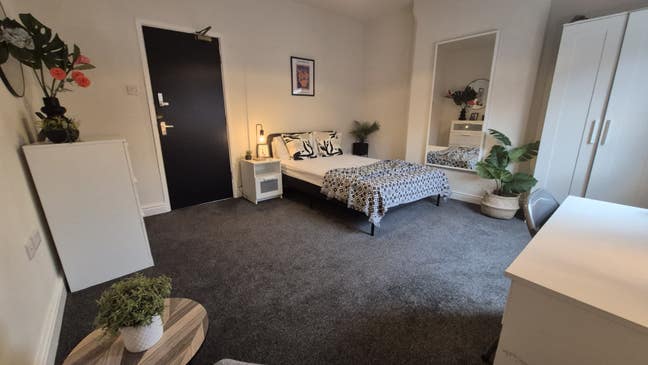 Large double room in Professional House Share Main Photo