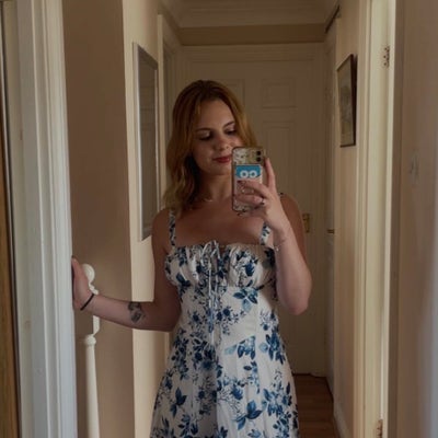 I am a professional female aged 20. I am look... Main Photo