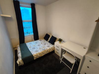 * Stepney Green * Double Room Ready to Move in  Main Photo