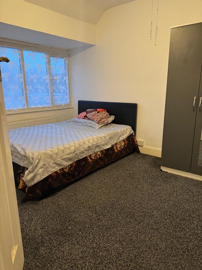 A nice spacious room available in a shared house  Main Photo