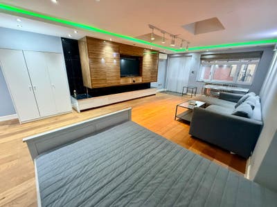 🌇Spacious En-suite Room, Private Garden, near CW Main Photo