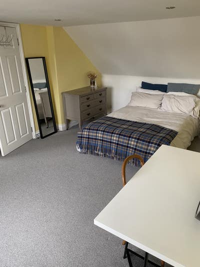 Large double room with en suite  Main Photo