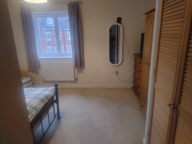 Furnished double rooms available to   Main Photo