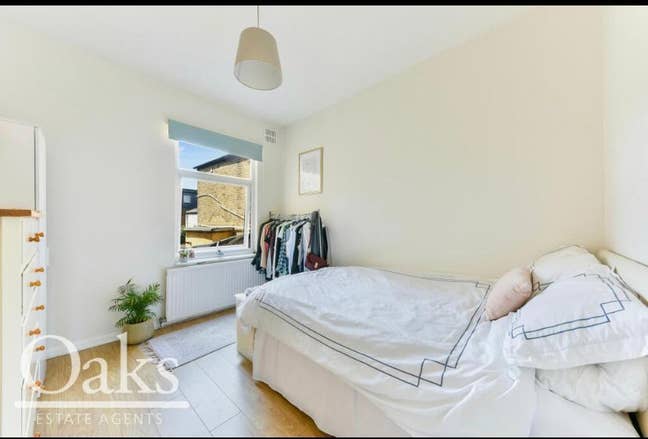 Bright double bedroom in lovely home Main Photo