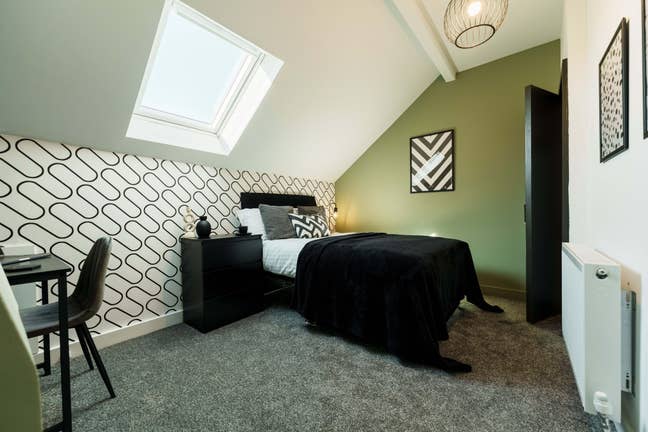 Beautiful Attic Double Room available - bills incl Main Photo