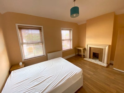 Modern refurb proff house. Bills inc & cleaner Main Photo