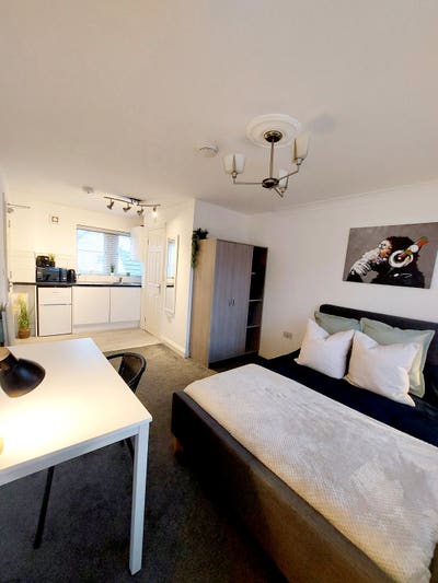 Ensuite Studio Room – Sugar Way Main Photo