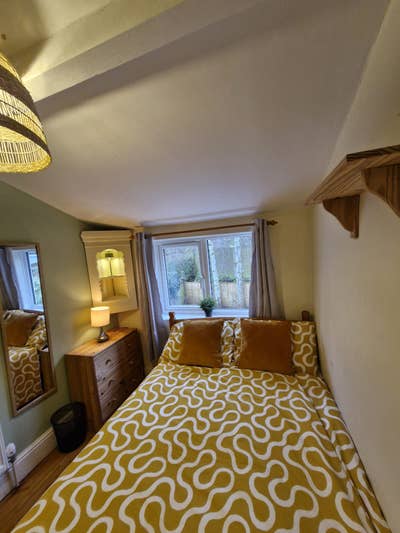  **1 Bedrooms in a House With Character ** Main Photo