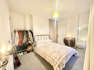 Huge En-suite Double Bedroom in Mile End  Main Photo