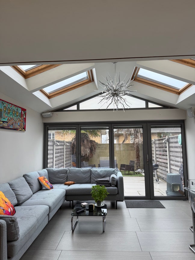 Ensuite bedroom in closed-gate community  Main Photo