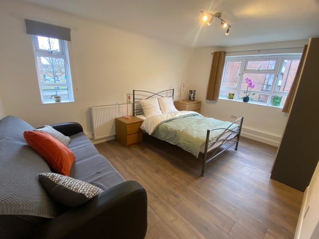 Super large doubles completely refurbished flat  Main Photo