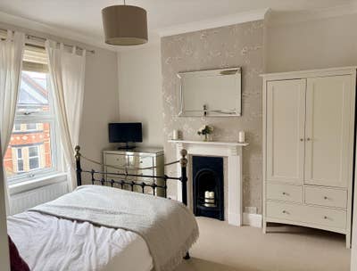 Double room, private bathroom close to city centre Main Photo