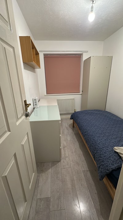 Beautiful Single Room in a Warm, Family Home Main Photo