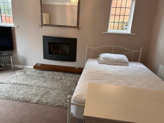 Bright double room - good location for shops/beach Main Photo