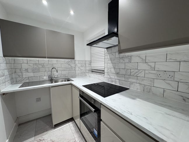 Luxury two-bed Apartment to Rent in CM1 Main Photo