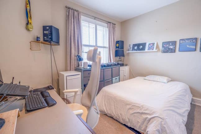 Spacious double in Hoylake w/ lots of amenities Main Photo