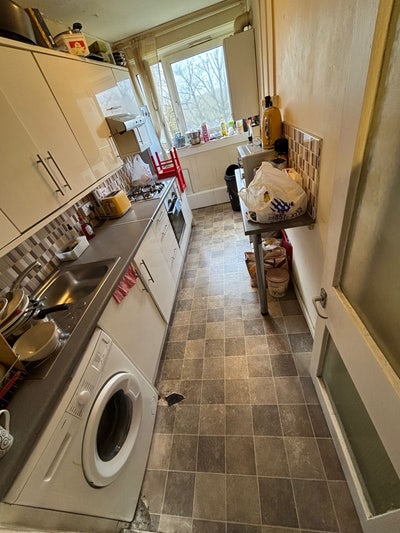 Whole flat to rent in Rehampton Main Photo