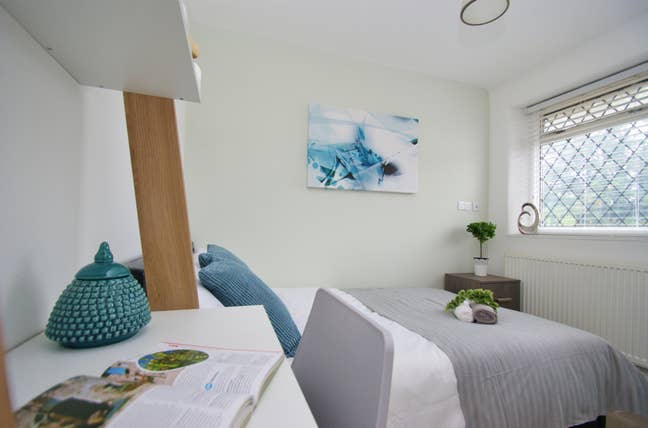 2min from East Acton station! Ensuite room Main Photo