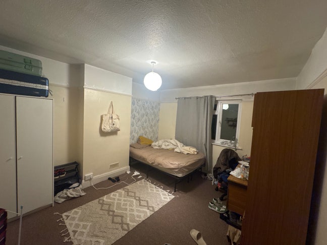 Shared room closed to JR hospital  Main Photo