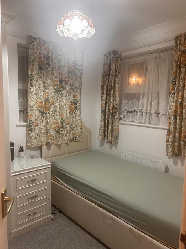 Single room with professional housemates Main Photo