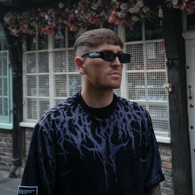 I am a professional male aged 28. I am lookin... Main Photo