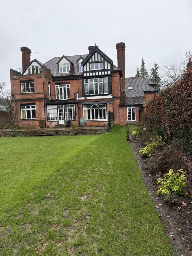 One bedroom flat, 7 mins walk from train station  Main Photo