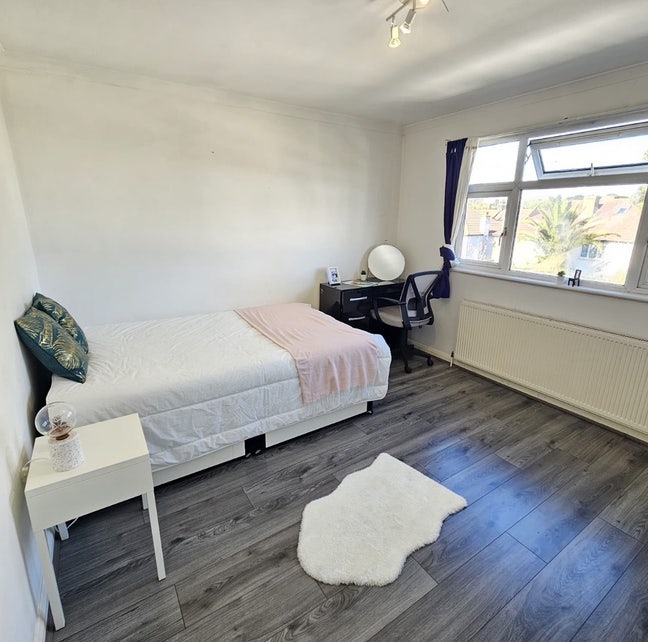 Fantastic, bright bedroom in NW10.  Main Photo
