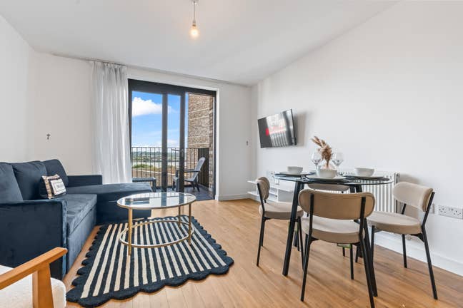 Stylish 1 BR + Gym/Near Excel London/City Airport Main Photo