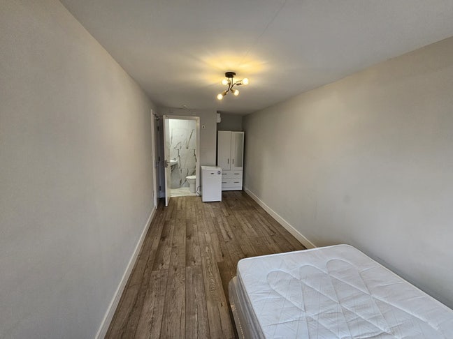 Studio Flat, Dovedale Close, UB9 Main Photo