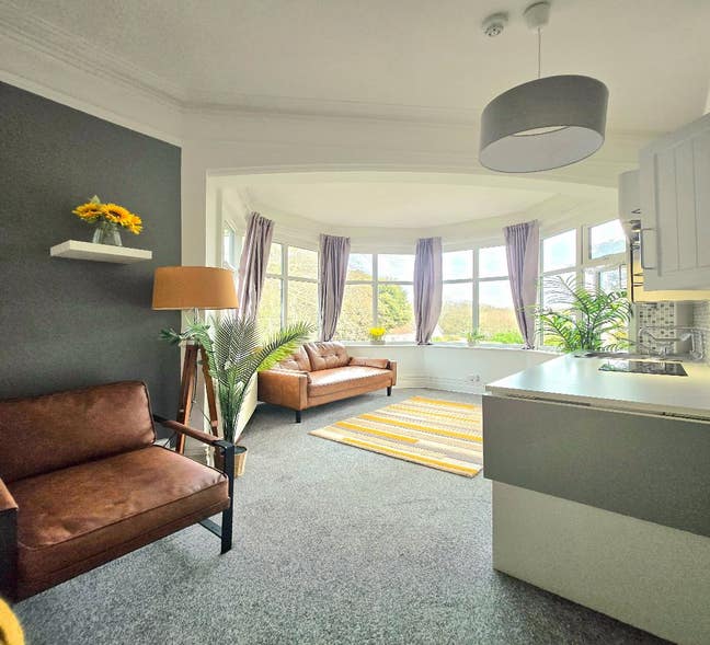 Self contained flat overlooking Queens Park  Main Photo